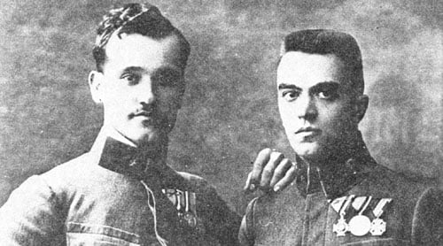 Poročnik Vrtovec leta 1918 (levo)