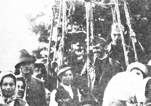 Dr. Samec s kolegom v balonski košari.