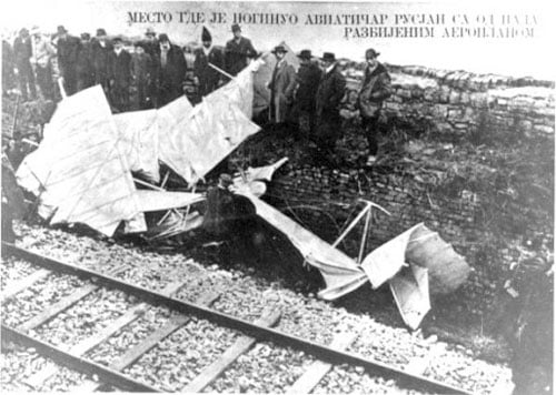 Razbitine letala po padcu na železniški nasip pod Kalamegdanom